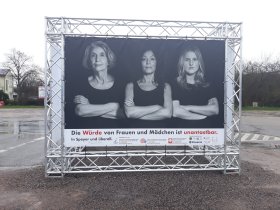 Plakatwürfel auf dem Festplatz