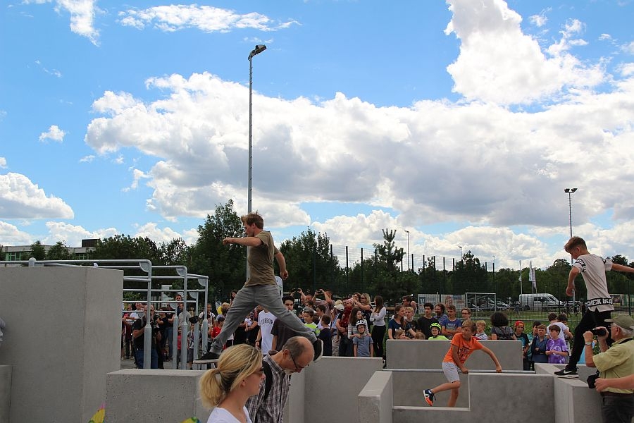 Jugendliche testen bei der Eröffnungsfeier den Parkour