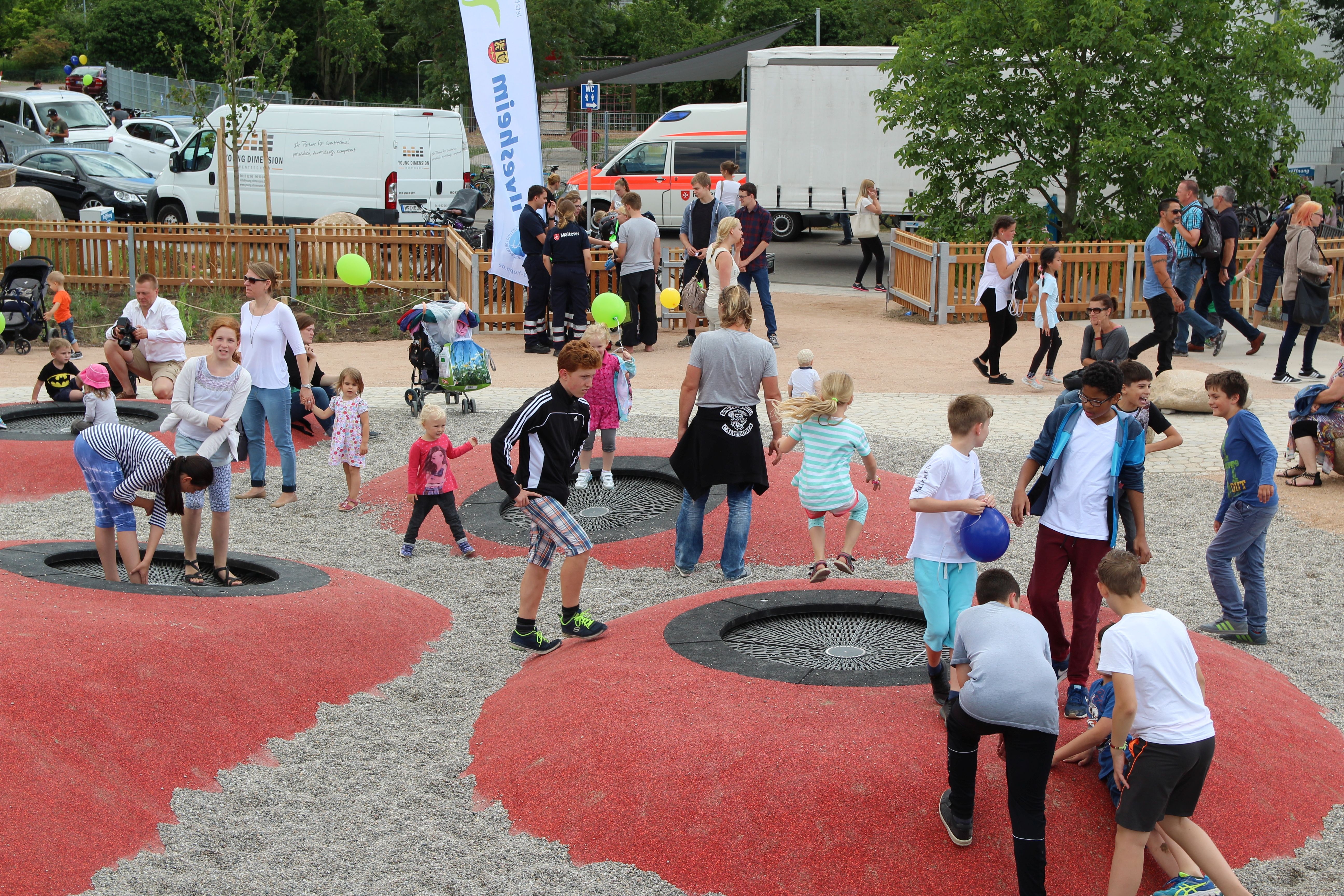 Kinder und Jugendliche auf dem Bodentrampolin