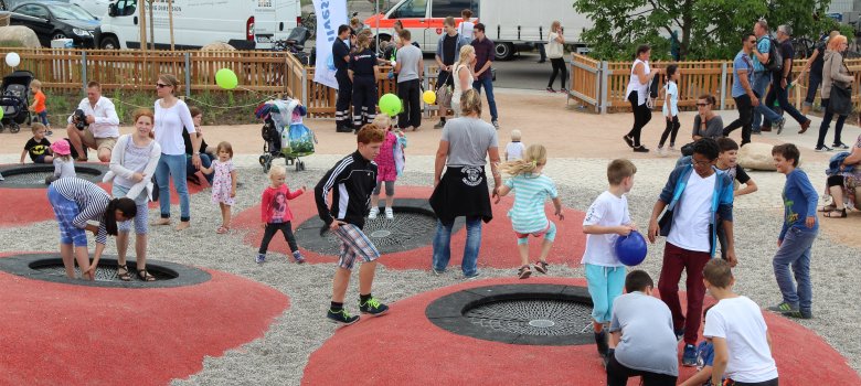 Kinder und Jugendliche auf dem Bodentrampolin
