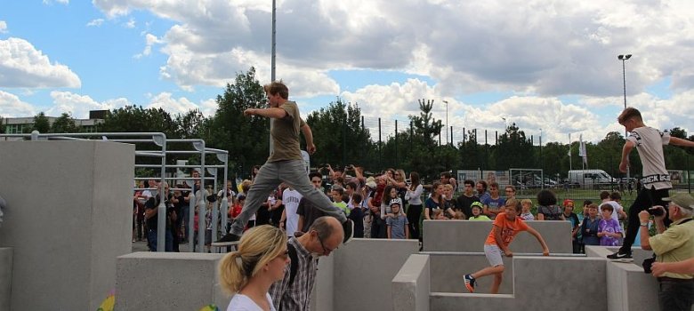 Jugendliche testen bei der Eröffnungsfeier den Parkour