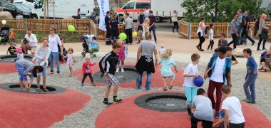 Kinder und Jugendliche auf dem Bodentrampolin