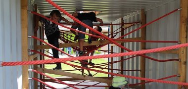 Kinder klettern im Spielcontainer