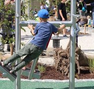 Junge testet ein Fitnessgerät