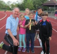 aktiv dabei 3 - 2015 Leichtathletik-Kinder des TSV Speyer mit ihrem Trainer Herbert Kotter