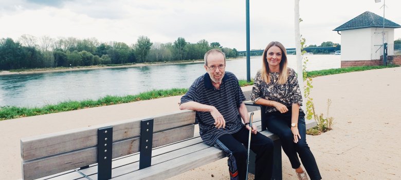 Frau Schütz (Ehrenamtliche rechts) und Herr Schmid (Hilfenehmer links) am Rhein