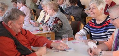 Seniorinnen konzentriert beim Rommé