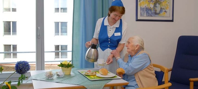 Altenpflegerinnen und BewohnerInnen im Seniorenstift Bürgerhospital