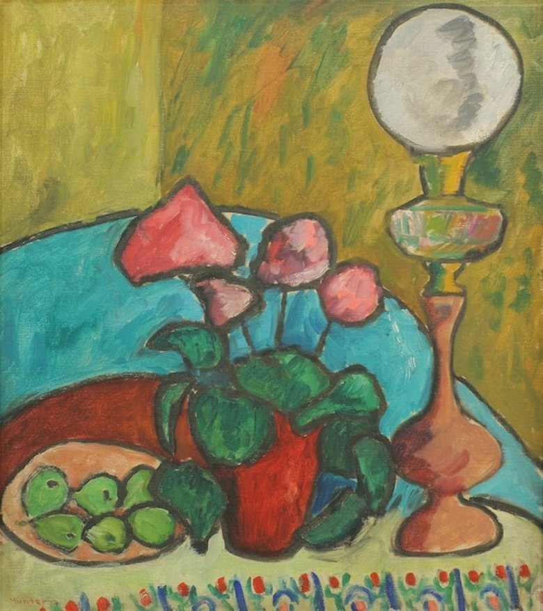 Gabriele Münter
Stillleben mit Petroleumlampe und Alpenveilchen, 1910
Öl auf Leinwand
Leihgabe der PSM Privatstiftung im Schloßmuseum Murnau;
Schloßmuseum Murnau, Bildarchiv; © VG Bild-Kunst, Bonn 2026
Gabriele Münter
Stillleben mit Petroleumlampe und Alpenveilchen, 1910
Öl auf Leinwand
Leihgabe der PSM Privatstiftung im Schloßmuseum Murnau;
Schloßmuseum Murnau, Bildarchiv; © VG Bild-Kunst, Bonn 2026