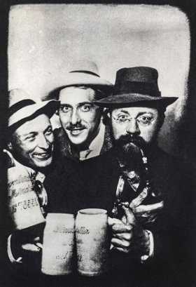 Hans Purrmann, Albert Weisgerber und Henri Matisse im Münchner Löwenbräu, 1910 Hans Purrmann, Albert Weisgerber und Henri Matisse im Münchner Löwenbräu, 1910