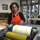 Gastdruckerin Tita do Rêgo Silva beginnt mit dem Druck