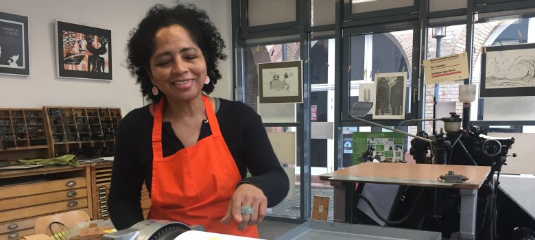 Gastdruckerin Tita do Rêgo Silva beginnt mit dem Druck