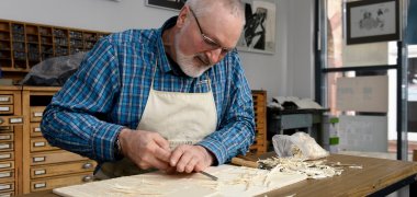 Gastdrucker Peter Zaumseil beim Fertigen seiner Druckvorlage