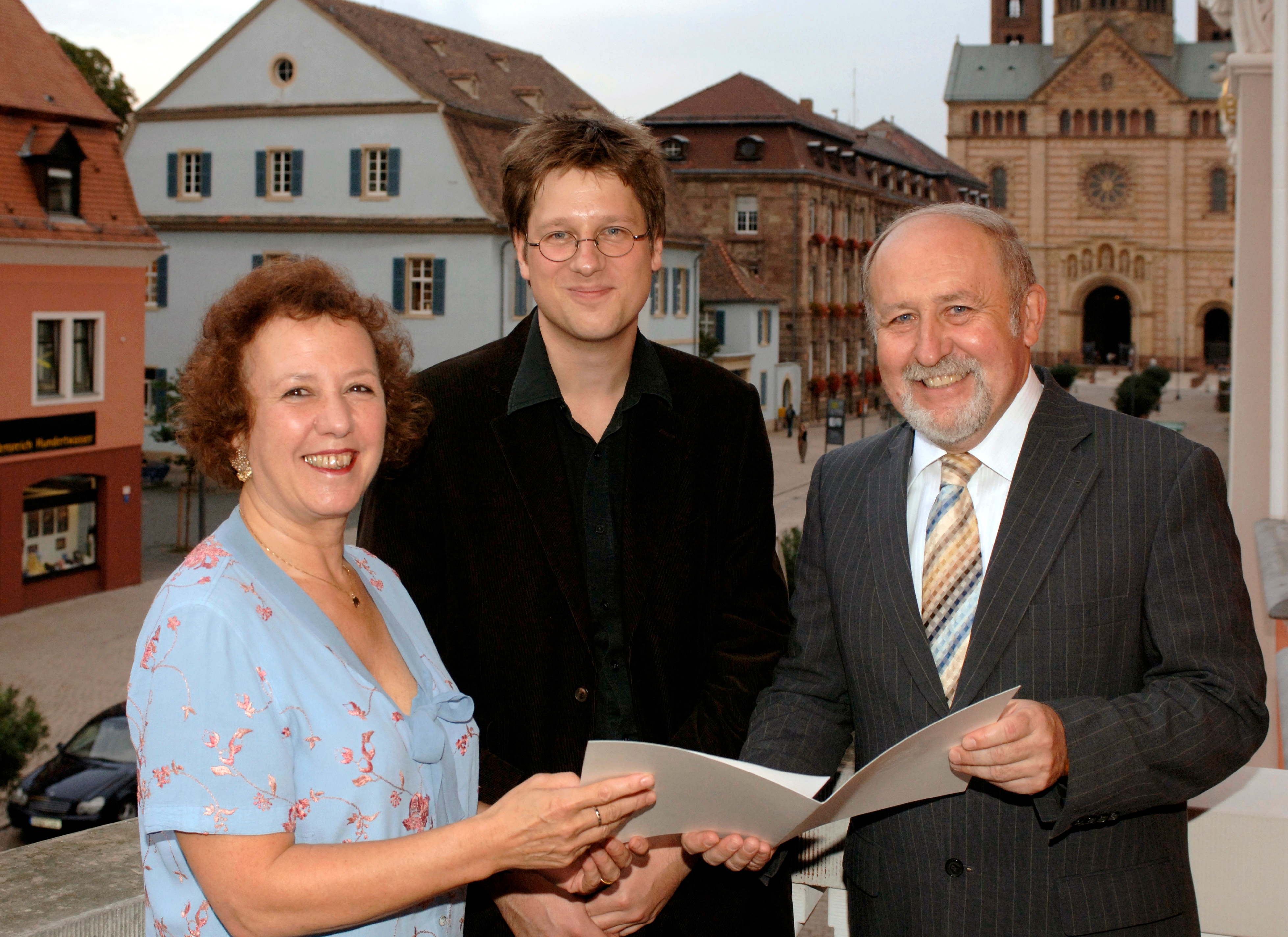 v.l.n.r.: Stifterin Jeanette Koch, Premieren-Preisträger Jan Wagner und der ehemalige Oberbürgermeister Werner Schineller auf dem Rathausbalkon v.l.n.r.: Stifterin Jeanette Koch, Premieren-Preisträger Jan Wagner und der ehemalige Oberbürgermeister Werner Schineller auf dem Rathausbalkon