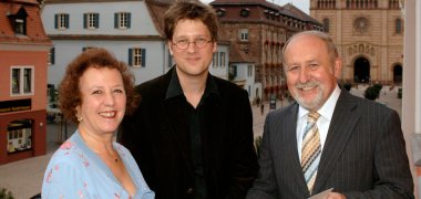 v.l.n.r.: Stifterin Jeanette Koch, Premieren-Preisträger Jan Wagner und der ehemalige Oberbürgermeister Werner Schineller auf dem Rathausbalkon