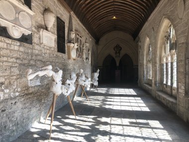 Zeitgenössische Kunst im Kreuzgang der Kathedrale Stadtansicht aus Chichester