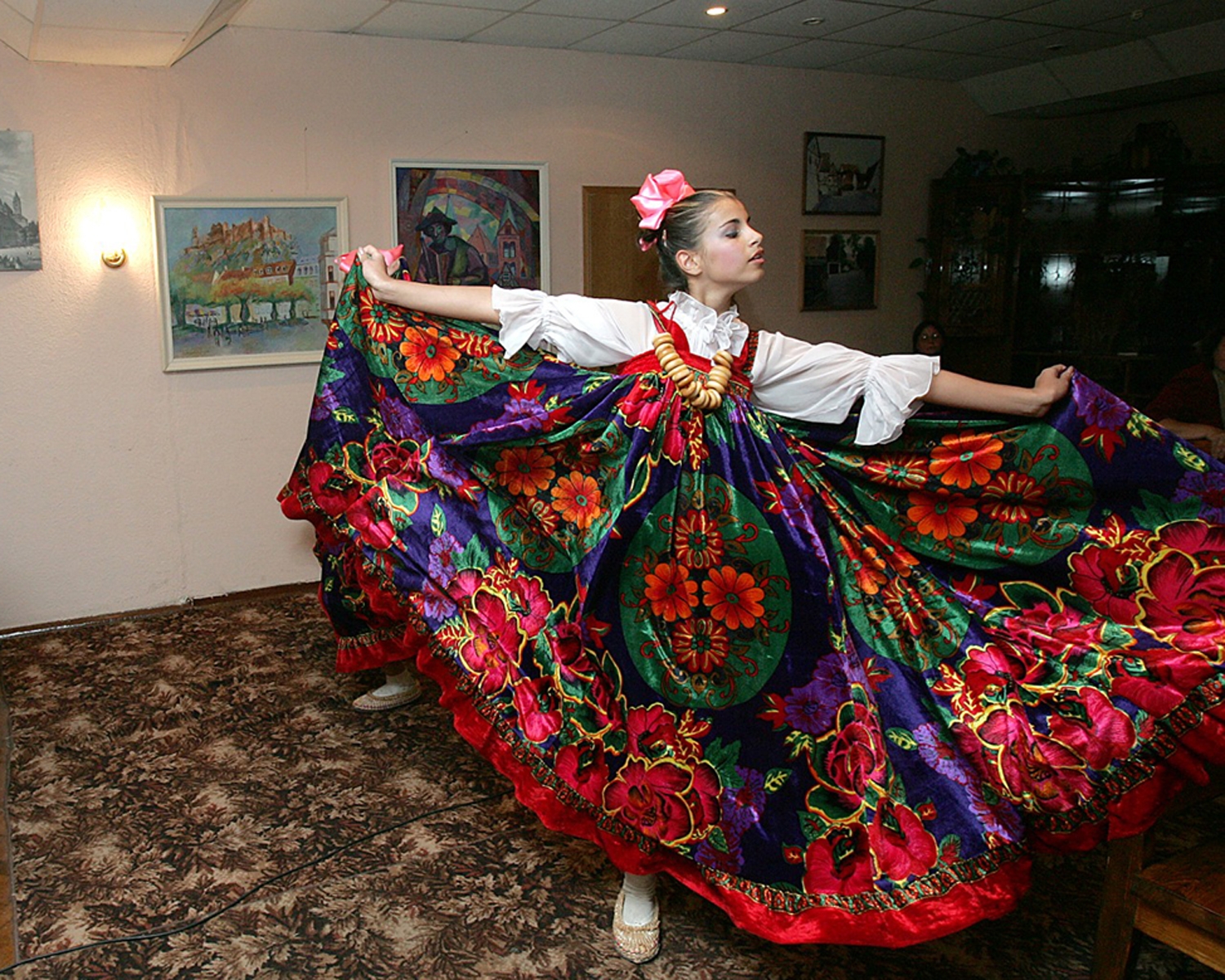 Mädchen beim Tanz in Folklore