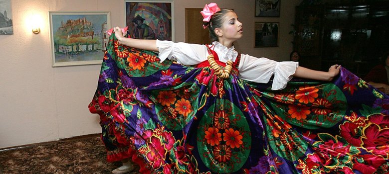 Mädchen beim Tanz in Folklore
