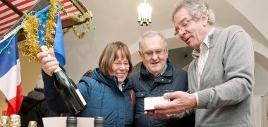 Der Freundeskreis Chartres mit Kunden auf dem Weihnachtsmarkt der Partnerstädte