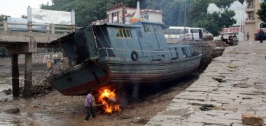Ein Schiff wird auf traditionelle Art repariert