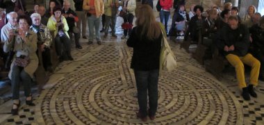 eine Gästeführerin auf einem Bodenlabyrinth
