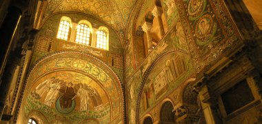 Ansicht der goldglänzenden Mosaiken in San Vitale