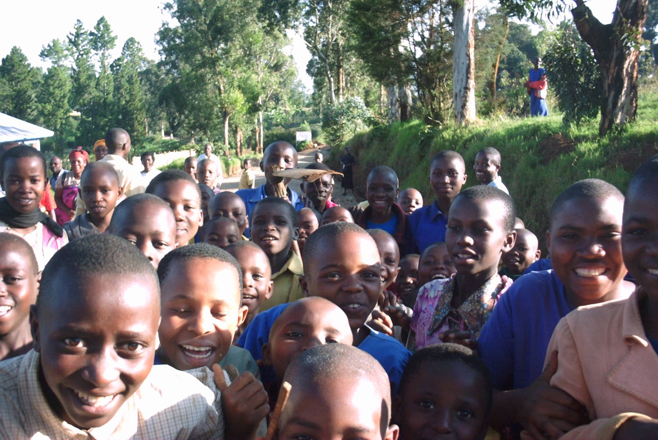 Kinder drängen sich um den Fotoapparat