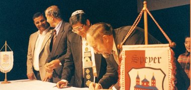 Die Stadtoberen unterzeichnen die Partnerschaftsurkunde