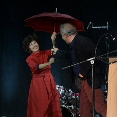 Matthias Folz übergibt den Staffelstab an Jutta Glaser: Die Sängerin stand bereits 2003 auf der Bühne des Alten Stadtsaals und freut sich über den Regenschirm, damals ein Requisit