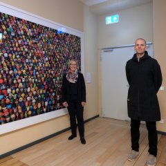 Oberbürgermeisterin Stefanie Seiler mit dem Künstler Elias Wessel, dessen Dauerleihgabe 'Become Your Dream, 2013' das Obere Foyer schmückt