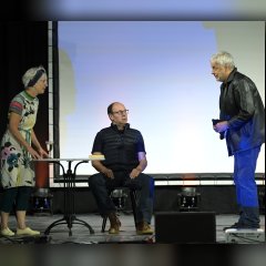 Die Theatergruppe „Dicke Luft“ präsentiert Szenen aus dem aktuellen Stück „Die Wiedervereinigung der beiden Koreas“