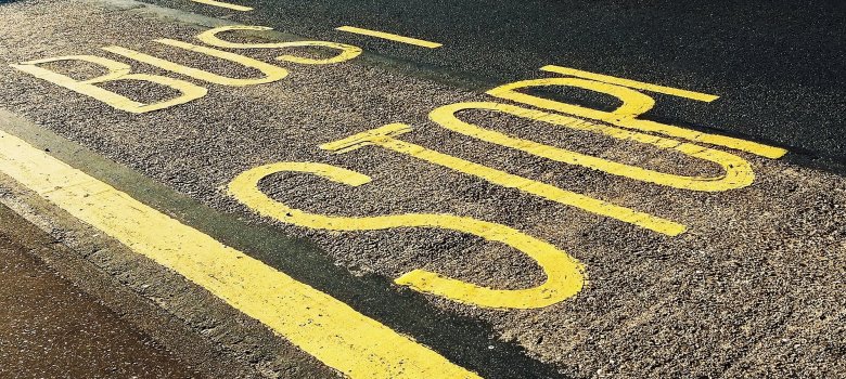 Verkehrsbeschränkungen Brezelfest 2023 gelbe Markierung Bushaltestelle