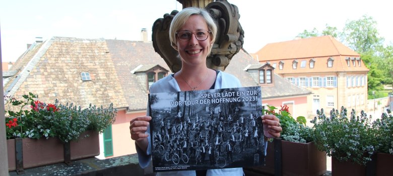 Oberbürgermeisterin Stefanie Seiler präsentiert das Poster mit historischem Motiv.