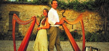 zwei Musiker mit Harfen, Gitarre, Querflöte und Akkordeon