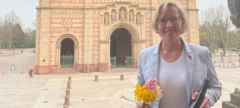 Oberbürgermeisterin Stefanie Seiler mit Ruländer und Blumen
