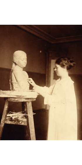 Emy Roeder in ihrem Atelier in Berlin 1914
