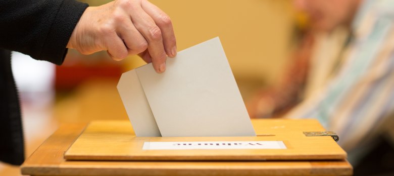 Symbolfoto Stimmzettel in Wahlurne