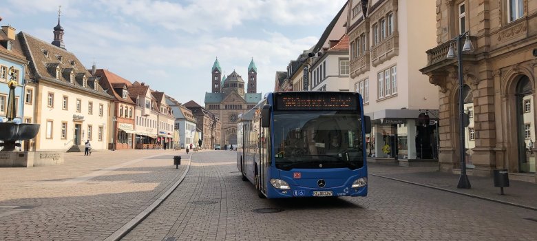 Bus vor dem Speyerer Dom