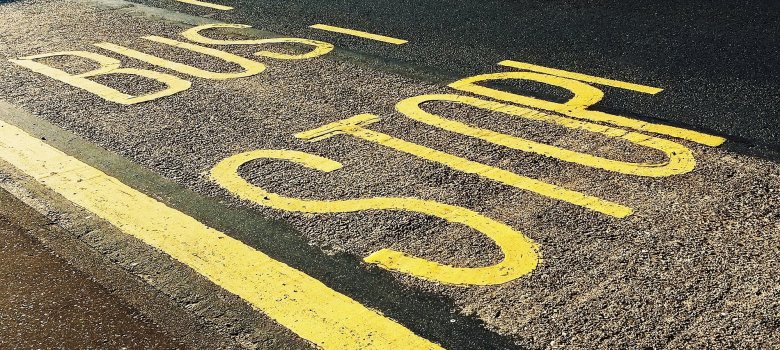 gelbe Markierung Bushaltestelle