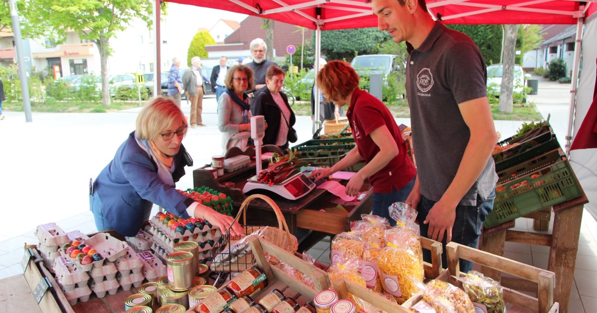 Kleiner Markt am Platz der Stadt Ravenna mit neuen Öffnungszeiten
