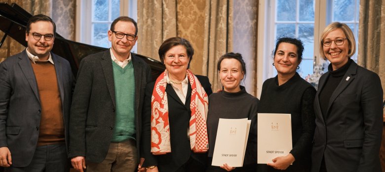 Stifter, Preisträgerinnen und Oberbürgermeisterin Stefanie Seiler nach der Urkundenübergabe