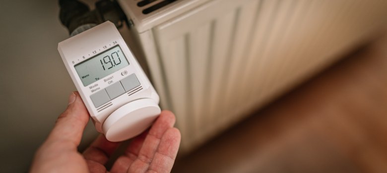 Symbolfoto eines elektronischen Thermostats an einer Heizung