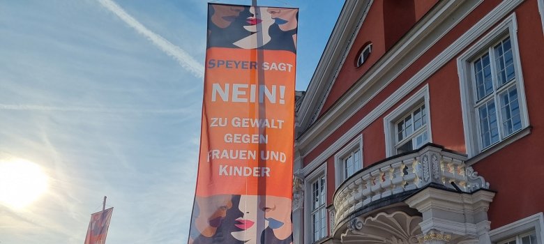 Beflaggung Aktionswoche "Speyer sagt NEIN zu Gewalt gegen Frauen und Kinder" 2023