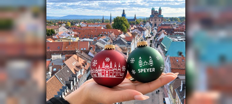 Weihnachtskugeln vor dem Stadtpanorama