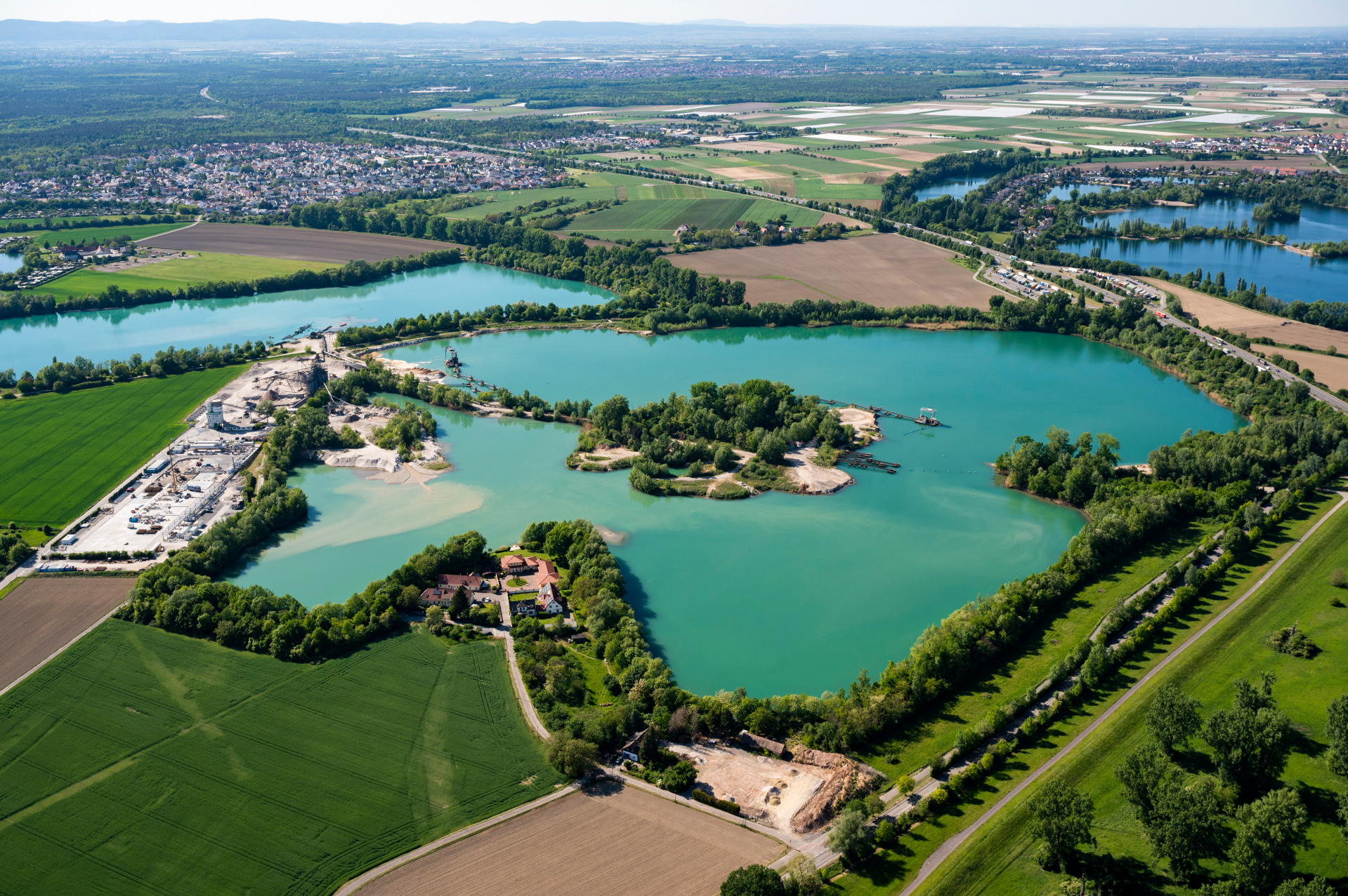 Luftbildern des Areals "Binsfeld" in Speyer. Blick von Südosten auf zwei Baggerseen nördlich von Speyer.