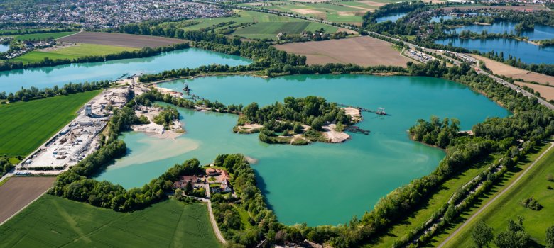 Luftbildern des Areals "Binsfeld" in Speyer. Blick von Südosten auf zwei Baggerseen nördlich von Speyer.