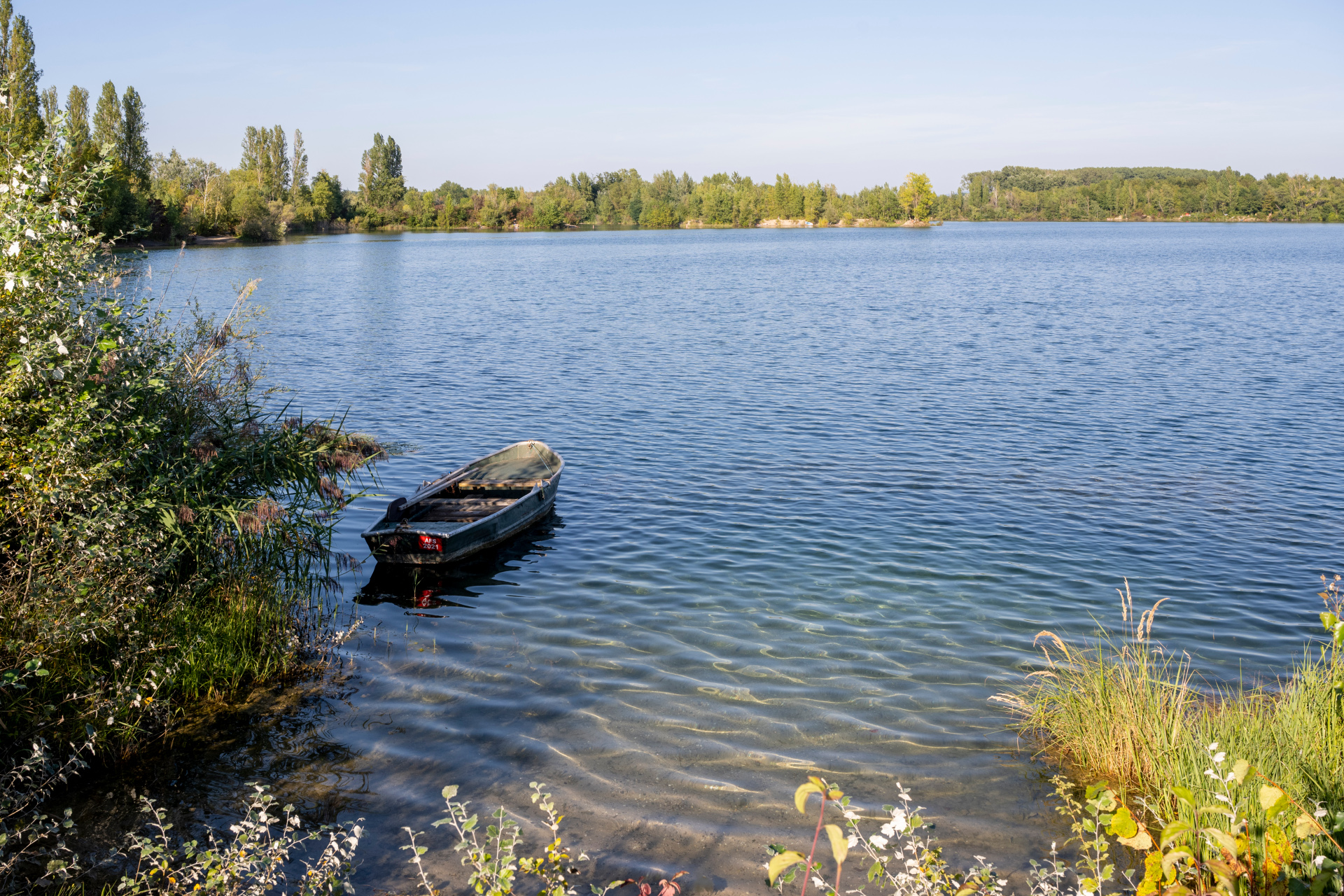 Das Binsfeld ist eine als Naherholungsgebiet dienende Seenlandschaft aus mehreren ehemaligen Baggerseen, die im Sommer, so wie auf dem Bild, zum baden und im Herbst und Winter zum geniessen der Natur einlädt. An der Landzunge (Halbinsel) zwischen dem Binsfeldsee und dem Kuhuntersee gibt einen Hundestrand, der den Besitzern von Hunden die Möglichkeit mit ihren Tieren schwimmen zu gehen.
