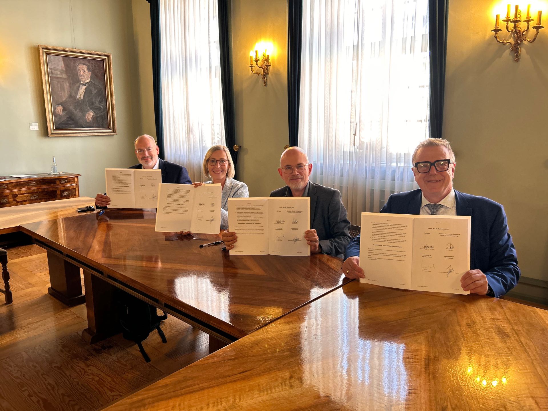 Jörg Musial von der Bundesanstalt für Immobilienaufgaben (BImA), Oberbürgermeisterin Stefanie Seiler, Dr. Daniel Asche vom Ministerium des Innern und für Sport des Landes Rheinland-Pfalz und Ministerialdirigent Jörg Hingott vom Bundesministerium der Verteidigung (v. l. n. r.) einen Letter of Intent (LOI) zur weiteren Entwicklung der ehemaligen Kurpfalz-Kaserne