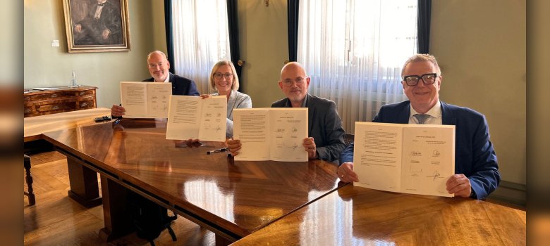 Jörg Musial von der Bundesanstalt für Immobilienaufgaben (BImA), Oberbürgermeisterin Stefanie Seiler, Dr. Daniel Asche vom Ministerium des Innern und für Sport des Landes Rheinland-Pfalz und Ministerialdirigent Jörg Hingott vom Bundesministerium der Verteidigung (v. l. n. r.) einen Letter of Intent (LOI) zur weiteren Entwicklung der ehemaligen Kurpfalz-Kaserne
