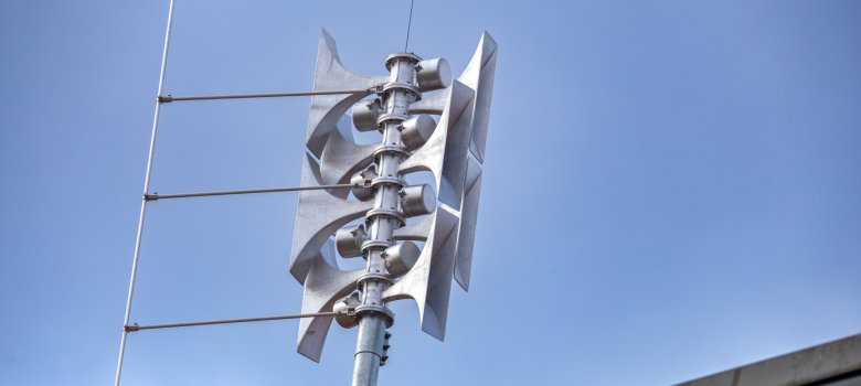 Nahaufnahme einer Sirene an einer Schule Nahaufnahme einer Sirene an einer Schule